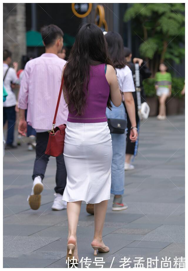 穿起来|街拍:紫色的无袖上衣,搭配白色的裙装,凸显着成熟的独特韵味