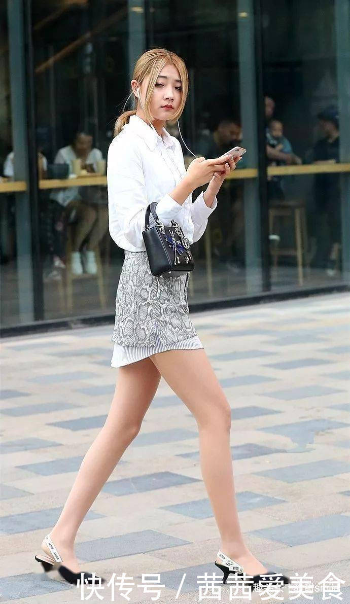 美女脚上搭配上一双黑灰色的高跟鞋,有着一种女神般的气息