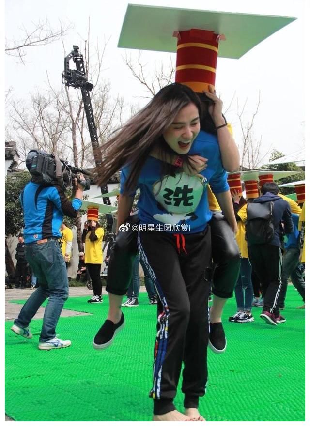 宋佳 跑男综艺现场(大图)脱袜赤足满场跑