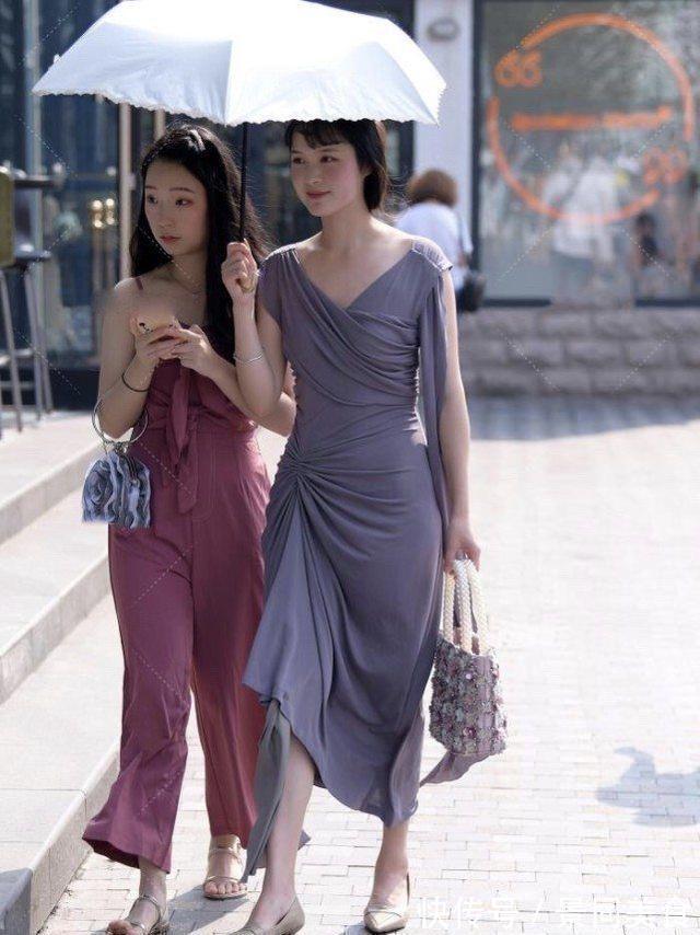 优雅 优雅大方的小姐姐,深色连衣裙搭配金色高跟鞋,自信更迷人