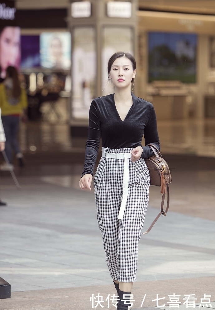 美女|街拍:美女感性活泼,身姿凹凸,这身材没得说了!