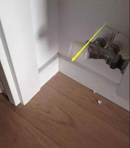 踢脚线|头一次见人装水电不开槽，他们都是这样装，确实是太聪明了！