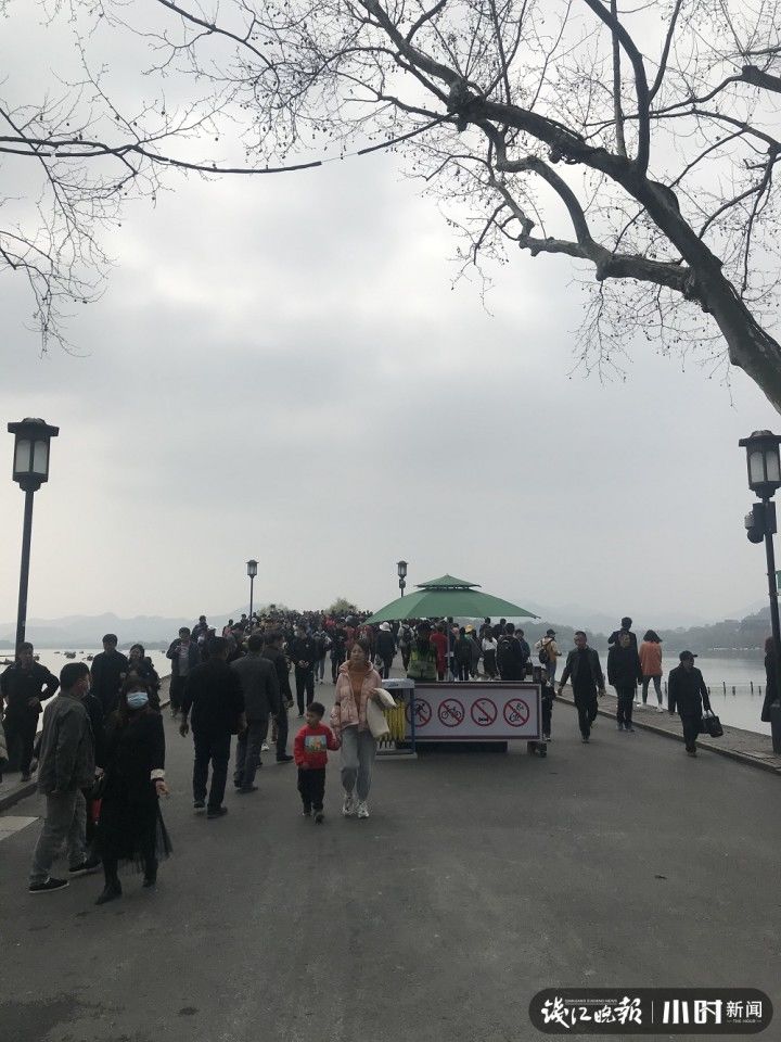 这是今天的西湖！地铁站挤成这样了！有人逛了2小时还没吃上饭，太子湾一幕让人心疼