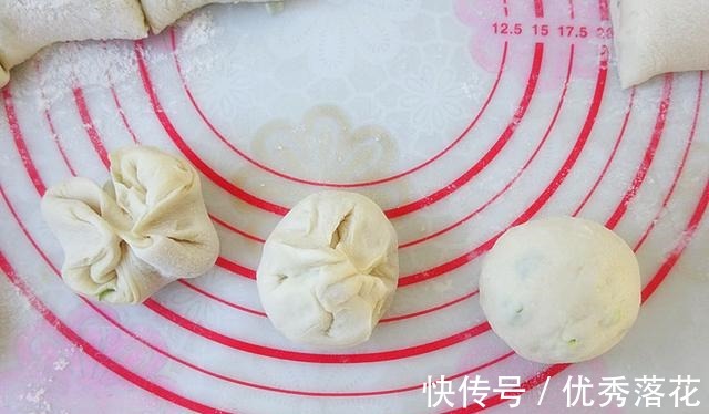 平底锅版的葱香烧饼，外酥里软又多层，按照这方法操作，一次成功！