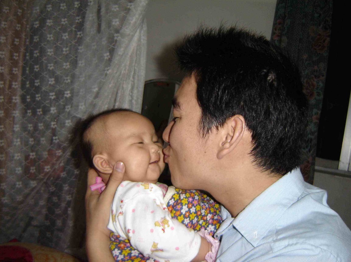 高颜值"长腿"爸爸,遛娃照一夜"走红",网友:妈妈好福气