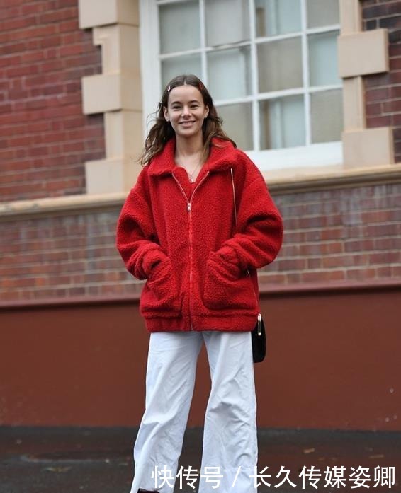 时尚|冬季摇粒绒外套不好穿?不急与靴子搭配起来,简单时尚又洋气