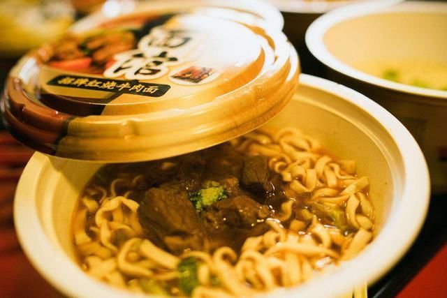 新款|一晚卖出8万盒康师傅新款泡面,魅力有多大里面真有大块牛肉
