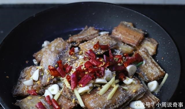 煎带鱼时,万不可直接下锅!多做这1步,鱼皮不破还省油,没腥味