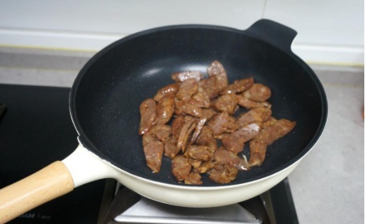 辣椒和它一起炒,香辣开胃超下饭,3分钟就做好