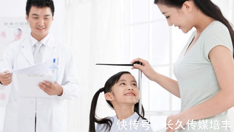 说法|“爹矮矮一个,娘矮矮一窝”,孩子身高受母亲影响,说法准确吗?