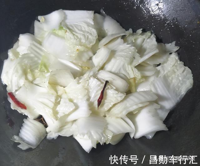 厨友们|家常醋溜白菜怎么做最好吃?掌握这三个窍门,脆嫩鲜香,美味下饭