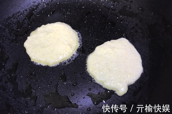 早餐饼|小米别再煮粥了，教你这个新吃法，加1个鸡蛋，好吃解馋