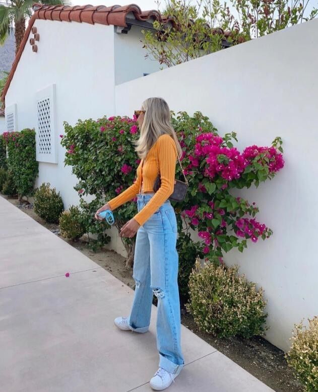 博主|博主Brit Harvey拥有健康的小麦色 用明亮色彩来点亮穿搭的活力 ?