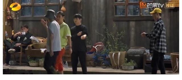 彭昱畅|《向往的生活》笑料百出，彭昱畅上演名场面，成功俘获张艺兴芳心