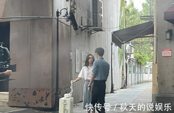 Angelababy拍戏被偶遇,穿T恤配半身裙贴创口贴,表情僵硬太出戏