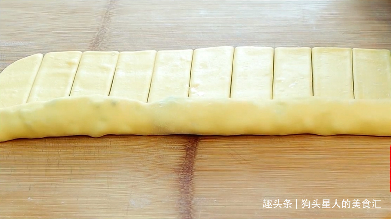 4个鸡蛋一碗面，教你不用烤箱蒸蛋糕，香甜又松软，做法简单易学