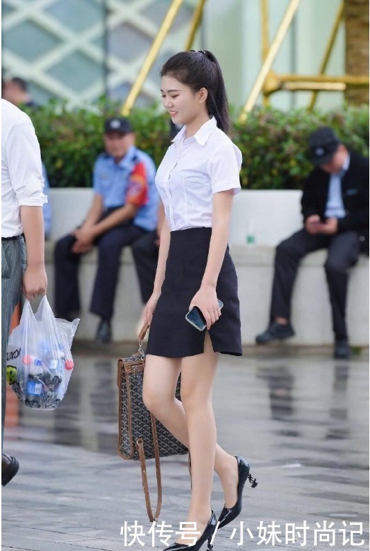 街拍美女秘书和上司一起下班,他们在讨论什么呢