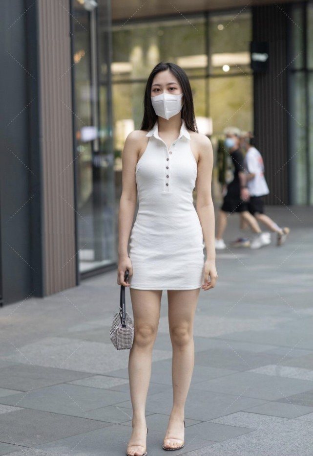 深色系 闺蜜俩白色系穿搭风格却完全不同,无肩连衣裙搭配高跟鞋更胜一筹