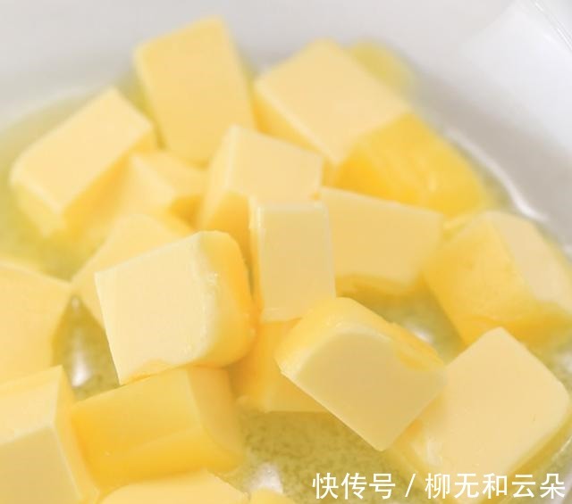 三角酥这小零食简单好做，好吃到没道理，酥到没话说，一盘不够吃！