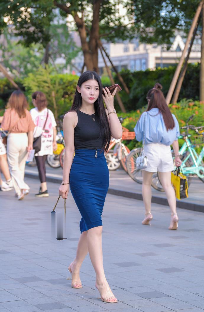 裙子|姑娘衣服没有袖子, 出门就不怕晒黑吗?