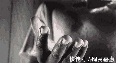 树干&世界上最“有力”的手,紧握树干长达半个世纪,一直都没有松开过