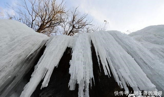 北京门头沟现壮观冰瀑群 游客慕“冰”而来