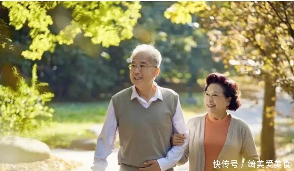 老人|走路姿势可看出60岁的人是否长寿?老年人的走路形态真重要吗?