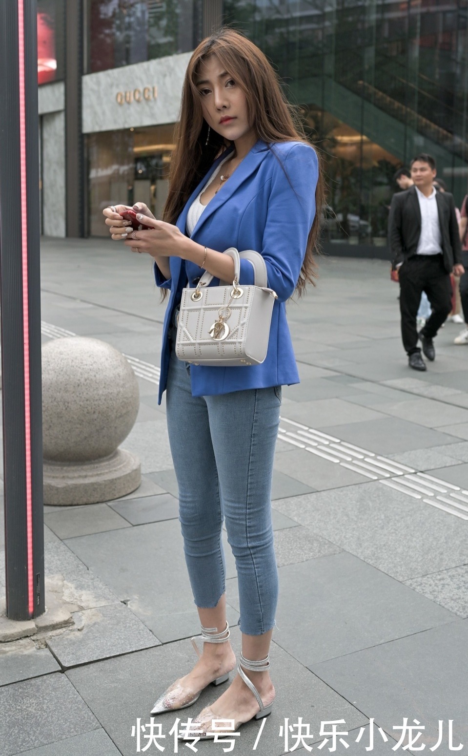 穿西装外套的女生,搭牛仔裤藏肉显身材,增添气质