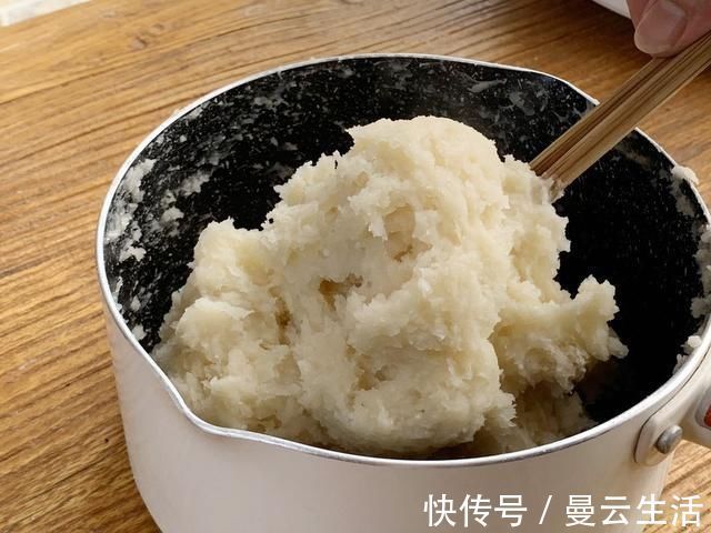 酥脆|油炸糕怎样做酥脆鼓大泡?掌握两个小技巧,各个空心不开裂