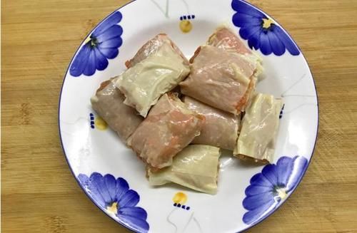 喜欢吃豆制品的小伙伴有口福了，这道菜皮薄馅大，解馋好吃