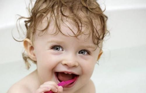 华华华|'我家孩子2岁就会刷牙了',宝妈发朋友圈炫耀,医生评论:太难了