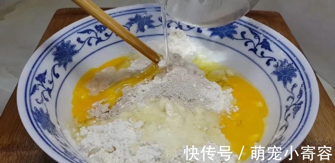 麻花|面粉别炸油条了，撒2把芝麻，外皮焦脆又香甜，比油条麻花好吃