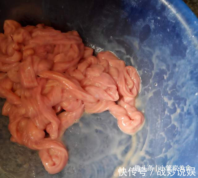 白醋|清洗猪小肠时，加醋加碱都错了！大厨教你一招，没有一点腥臭味