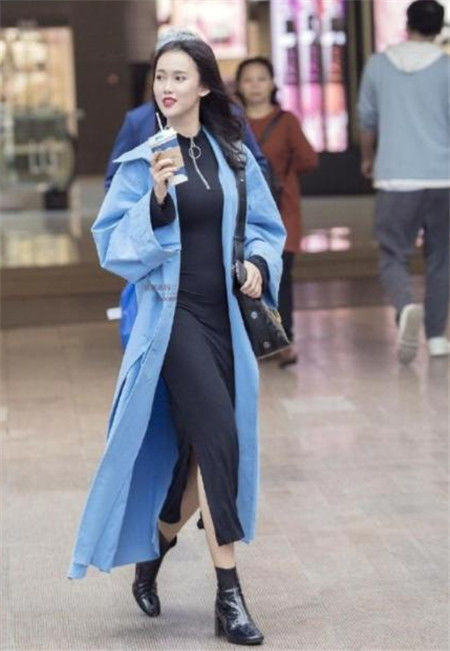 连衣短裙 身材高挑的小姐姐，一条连衣短裙，穿出了女人独有的气质