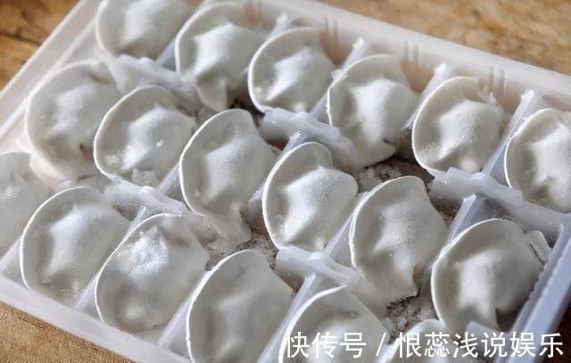 煮冻饺子,最忌开水下锅!记住3个技巧,爽滑筋道,不开裂不破皮