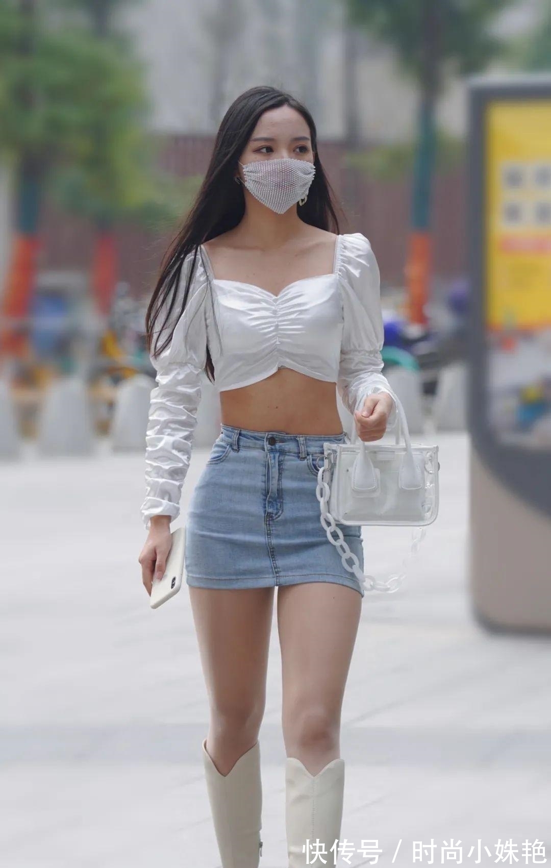 颜色 小姐姐人瘦但贵在曲线好，即便是如此清凉搭配，但魅力依旧给力