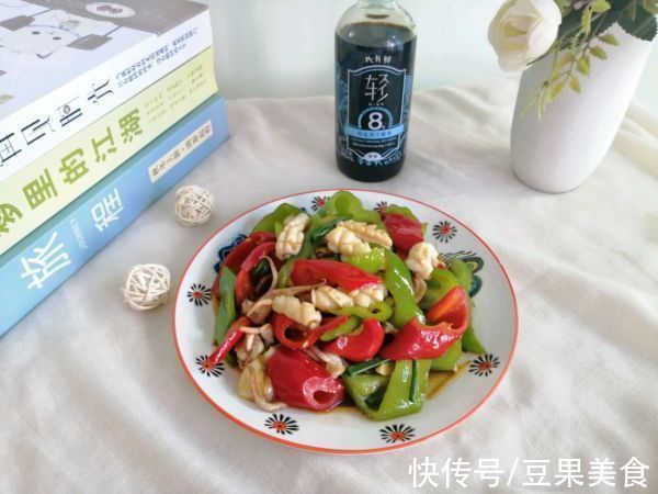 青红椒|你青红椒爆炒鱿鱼花的正宗做法，简单几步，越吃越上瘾