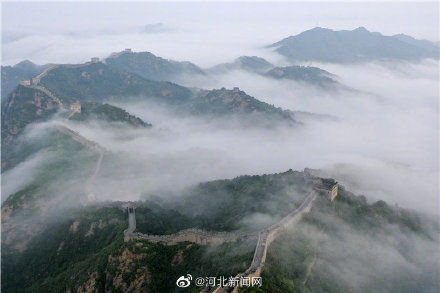 雨后金山岭长城现云海