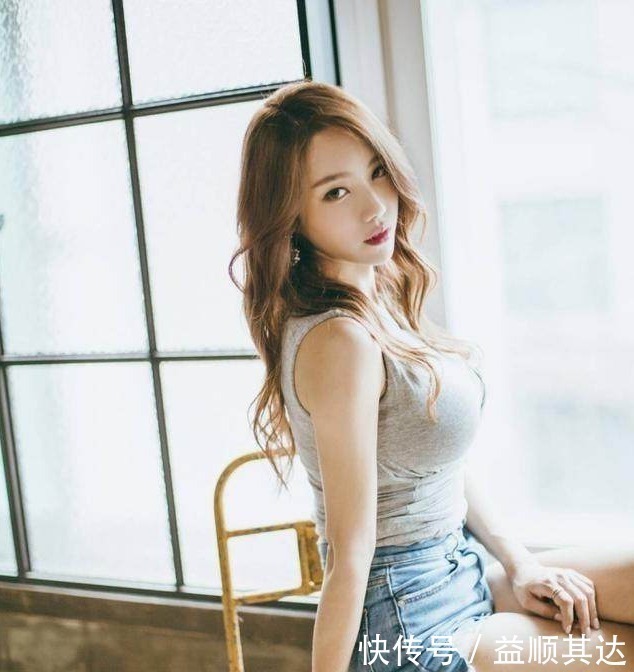 苗条|街拍，穿性感的牛仔裤，亭亭玉立的迷人身材，怎么能不心动！