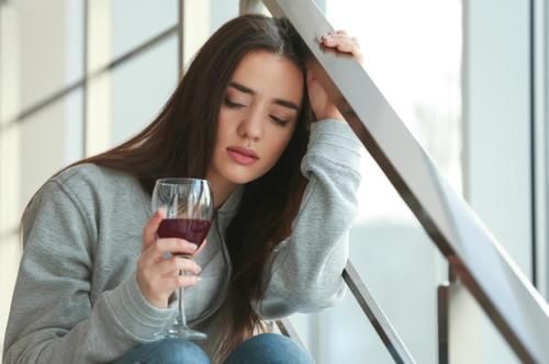 女性|女性过了55岁还没绝经，说明身体年轻？导致绝经推迟的因素是啥？