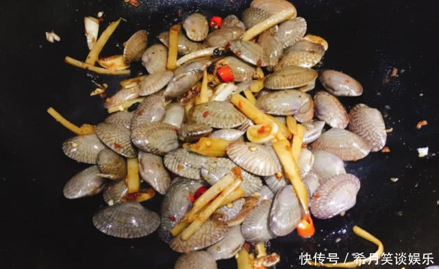 花甲|花甲别光用清水洗了,少了这“3样”,沙清洗不干净还影响口感!