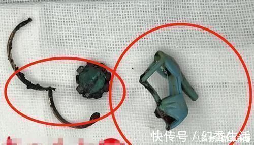 妈妈|妈妈带着宝宝看电视,宝宝突然指着空房间说“妈妈,那里有人”