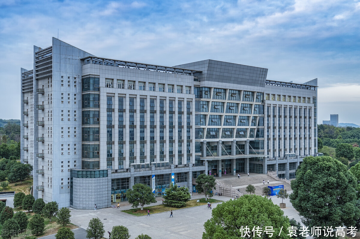 就业率|建在山上的四所大学，爬台阶“苦”但看美景“香”，且综合实力强