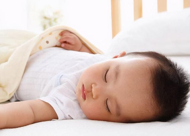 医生|孩子睡觉喜欢翻来覆去，家长心累，医生：别大意，娃可能很难受