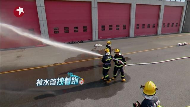 十一年出警五千次《极限挑战》将消防员的这一面展现得淋漓尽致