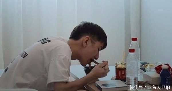 《变形计》城市主人公自曝很穷,当看到他的住房,网友:骗子吧你