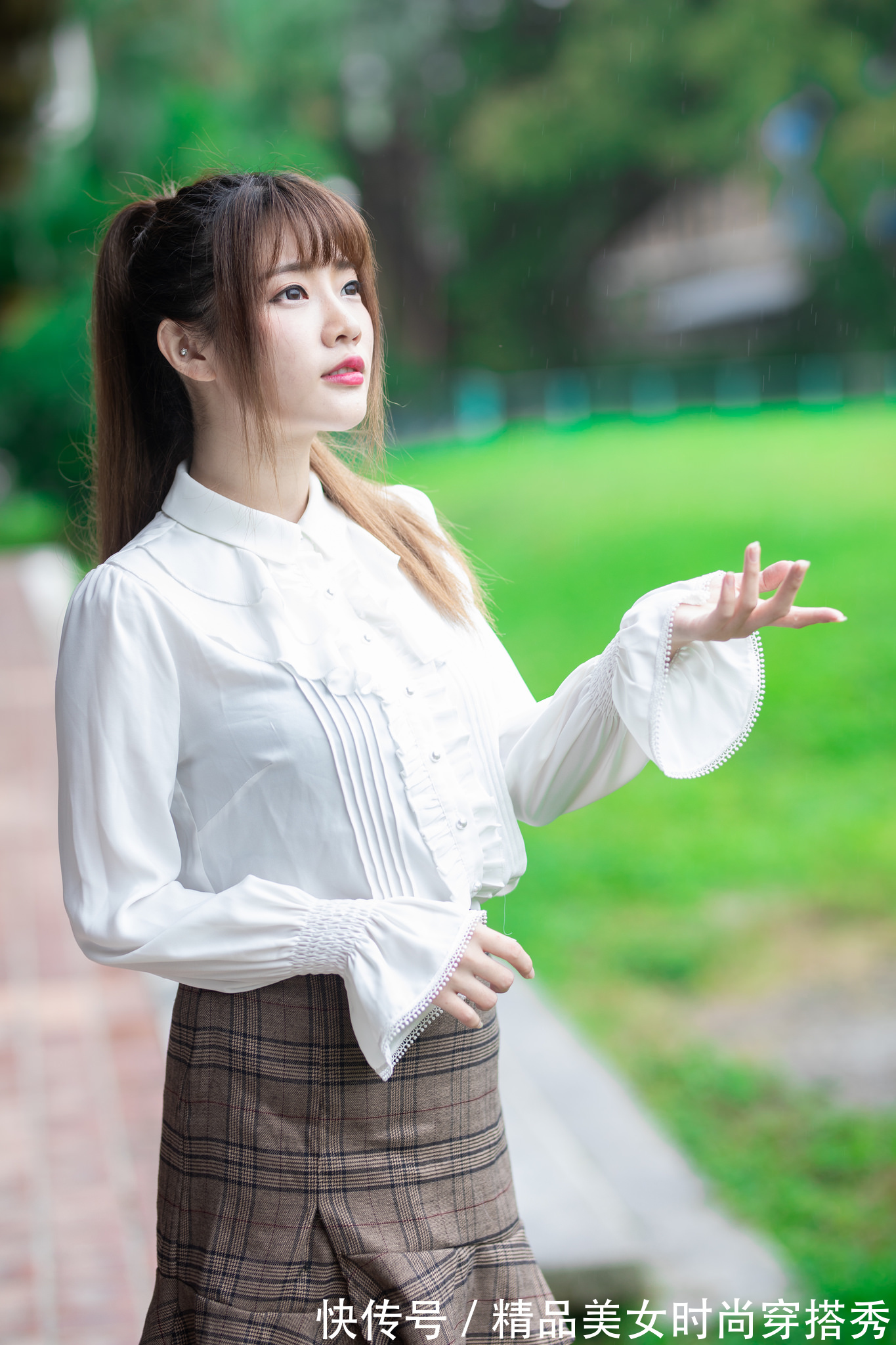 衬衫 白色衬衫搭配格子半身裙,温婉好搭,甜美范十足