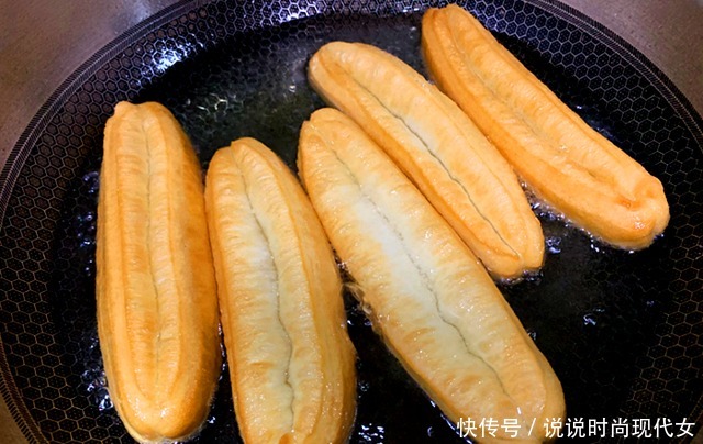 炸油条用酵母不蓬松配方和做法教给你,个个金黄酥脆好看又好吃