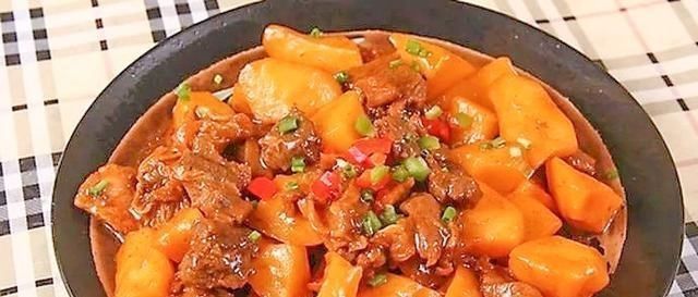  牛肉炖一小时都不烂大厨多加两种“料”，肉炖得软烂还特别香