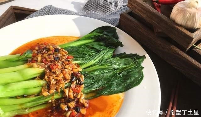 口感滑嫩的蒜蓉芥兰，搭配老干妈清甜脆爽，下饭首选